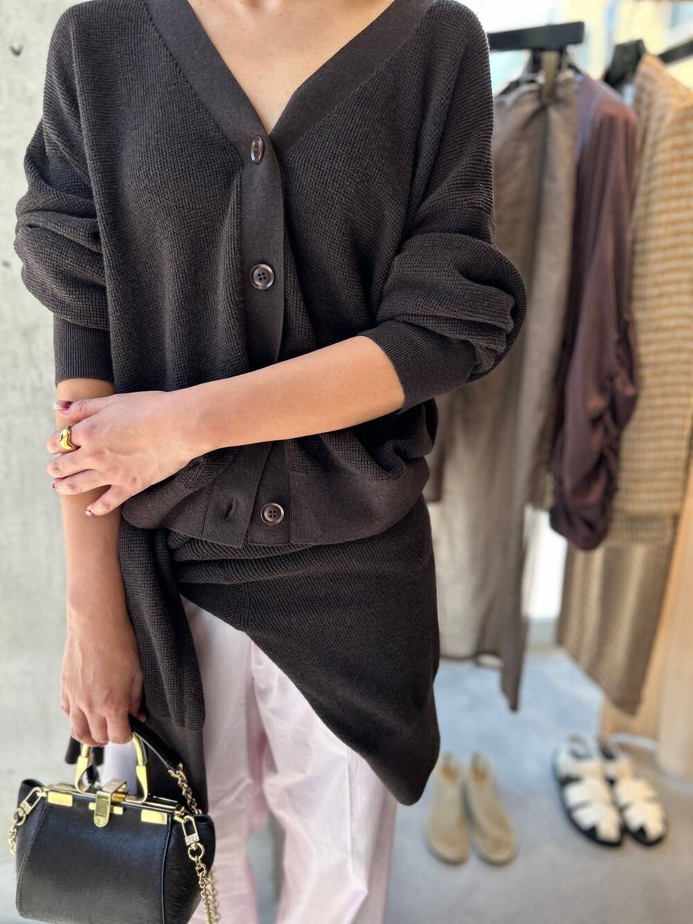 ピンク系のその他パンツ、ブラウン系のニット/セーター、ブラウン系のカーディガン/ボレロを着用したレディースの夏コーディネートの7枚目の写真