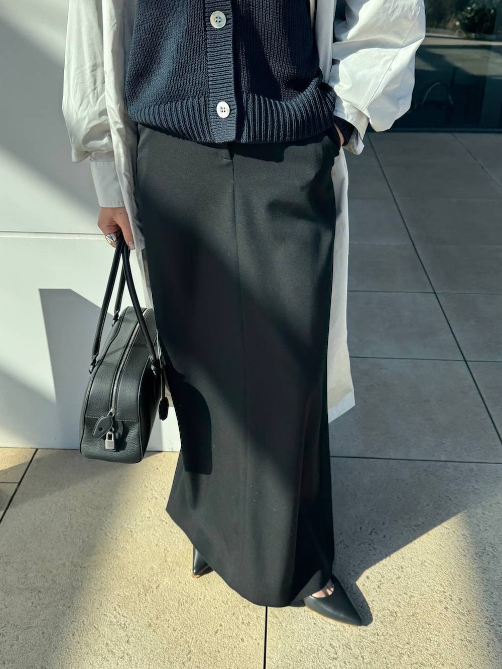 グレー系のナイロンジャケット、ブルー系のカーディガン/ボレロを着用したレディースの冬コーディネートの7枚目の写真