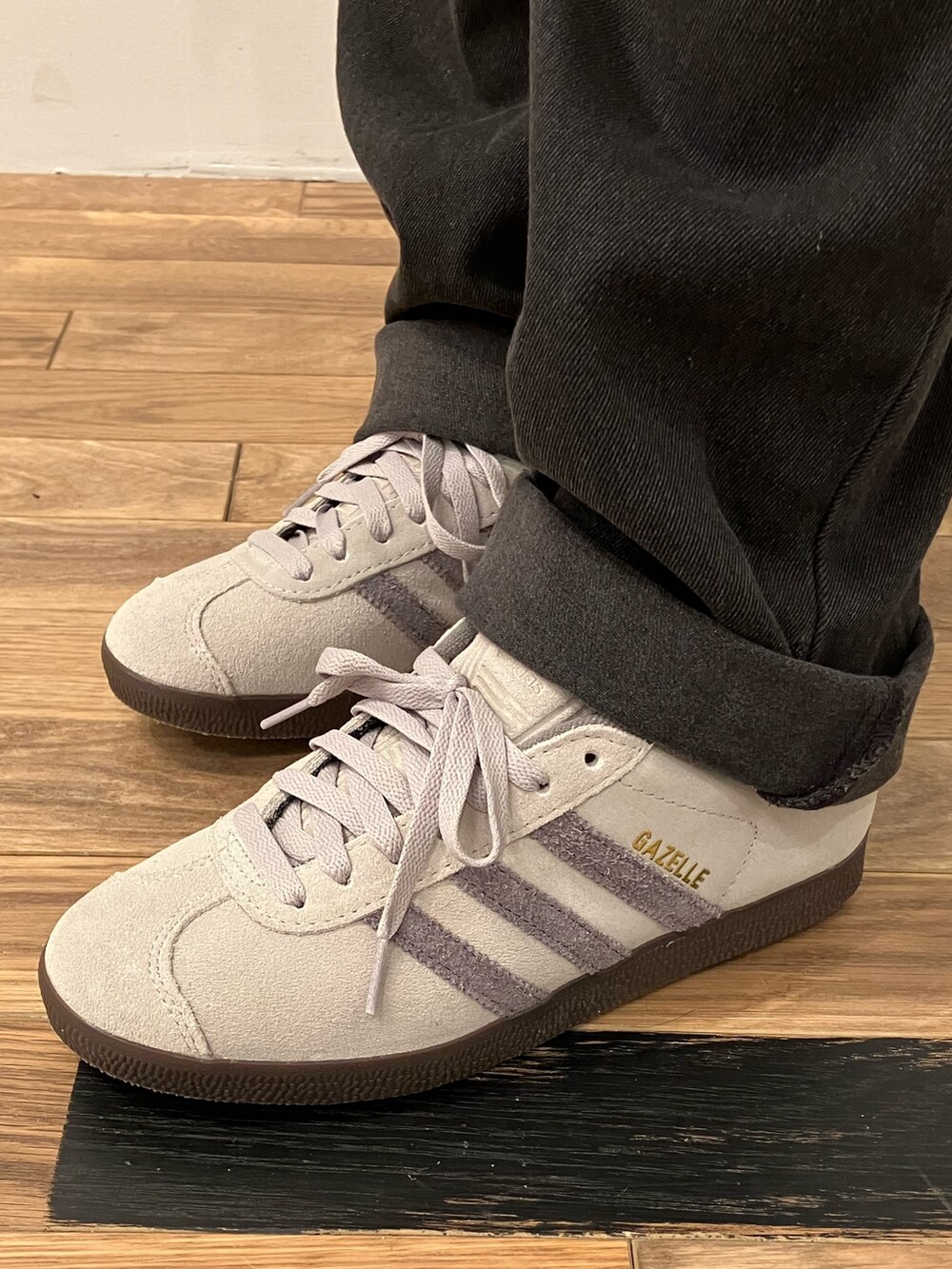 ブルー系のジャージ、ベージュ系のスニーカーを着用したレディースの秋コーディネートの5枚目の写真