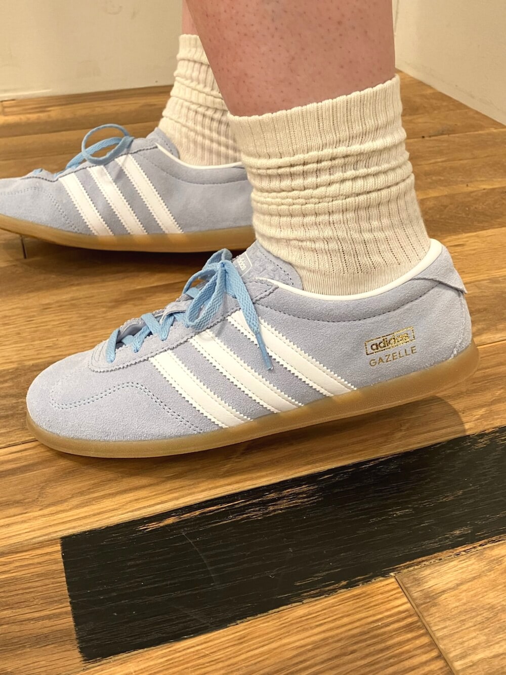 ブラック系のその他パンツ、ブラック系のパーカー、ブルー系のスニーカーを着用したレディースの夏コーディネートの4枚目の写真