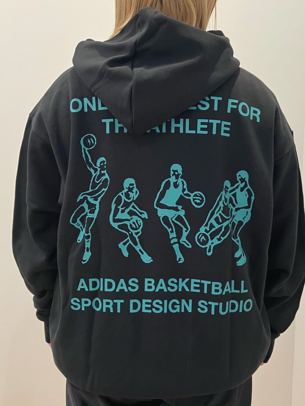 ブラック系のその他パンツ、ブラック系のパーカー、ブルー系のスニーカーを着用したレディースの夏コーディネートの2枚目の写真