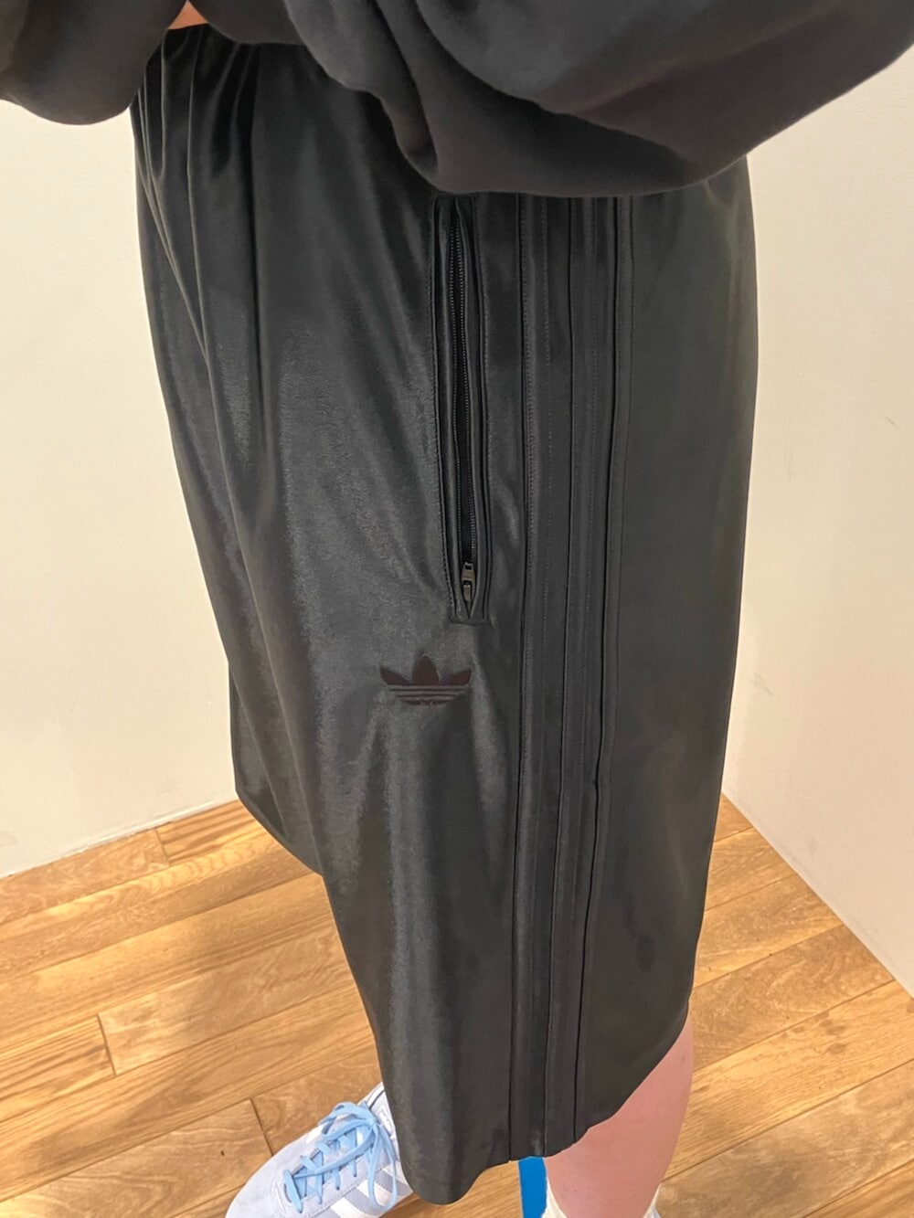 ブラック系のその他パンツ、ブラック系のパーカー、ブルー系のスニーカーを着用したレディースの夏コーディネートの3枚目の写真