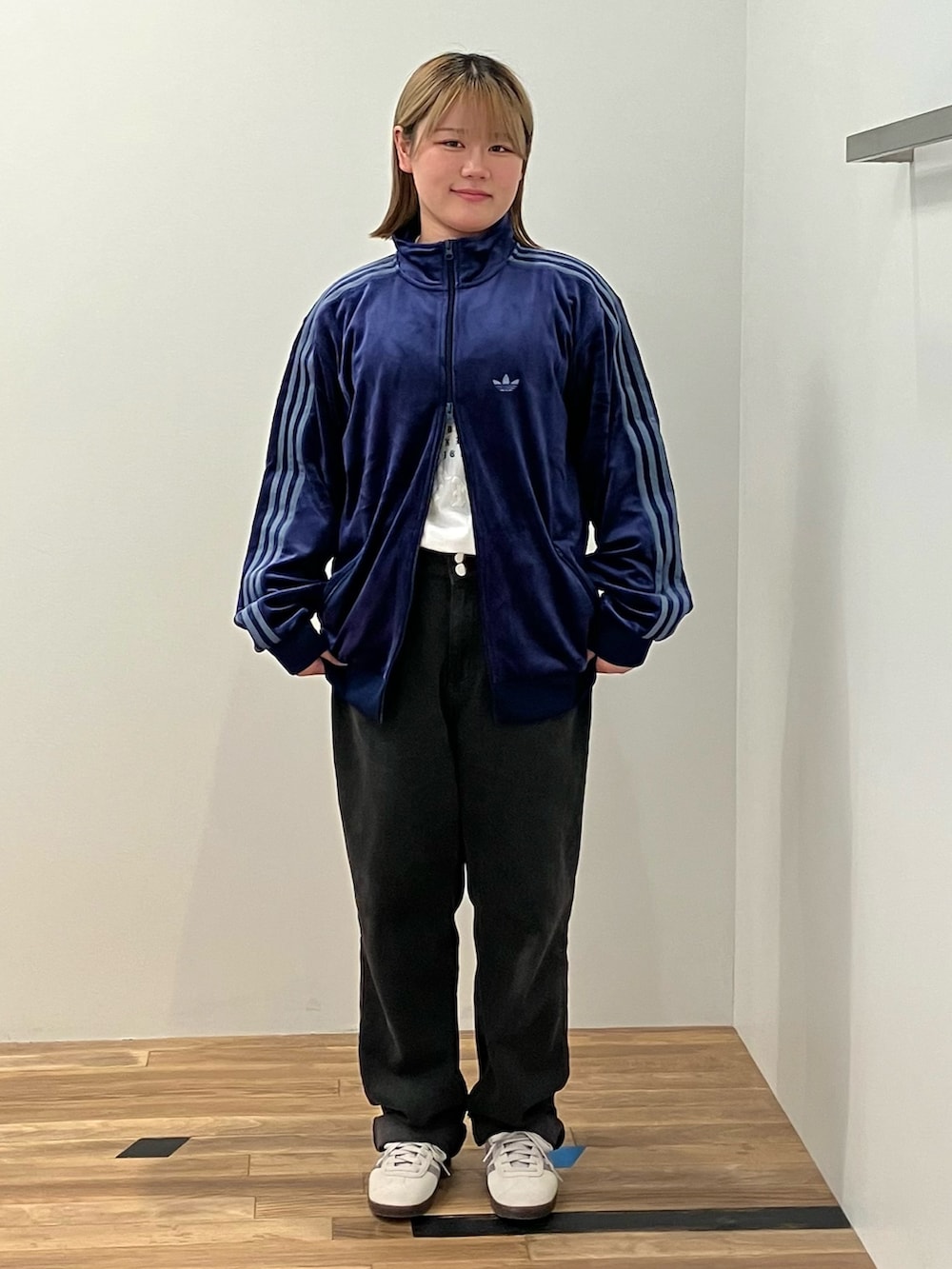 ブルー系のジャージ、ベージュ系のスニーカーを着用したレディースの秋コーディネートの3枚目の写真