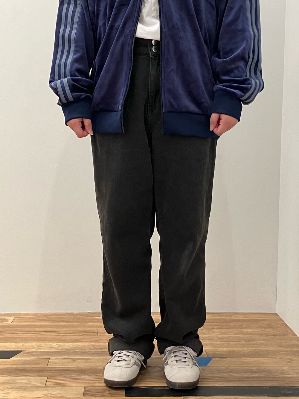 ブルー系のジャージ、ベージュ系のスニーカーを着用したレディースの秋コーディネートの2枚目の写真