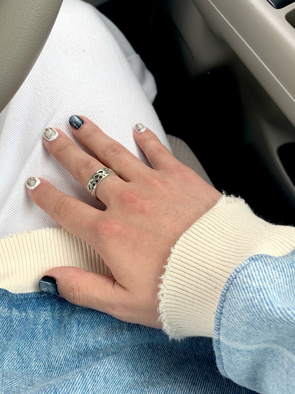 ホワイト系のデニムパンツ、ブルー系のジャケット/アウターを着用したメンズの春コーディネートの3枚目の写真