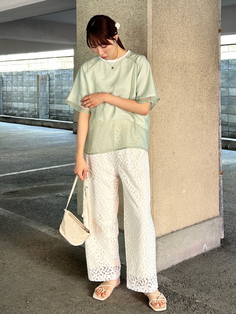 グリーン系のTシャツ/カットソー、ホワイト系のその他パンツを着用したレディースの夏コーディネートの2枚目の写真