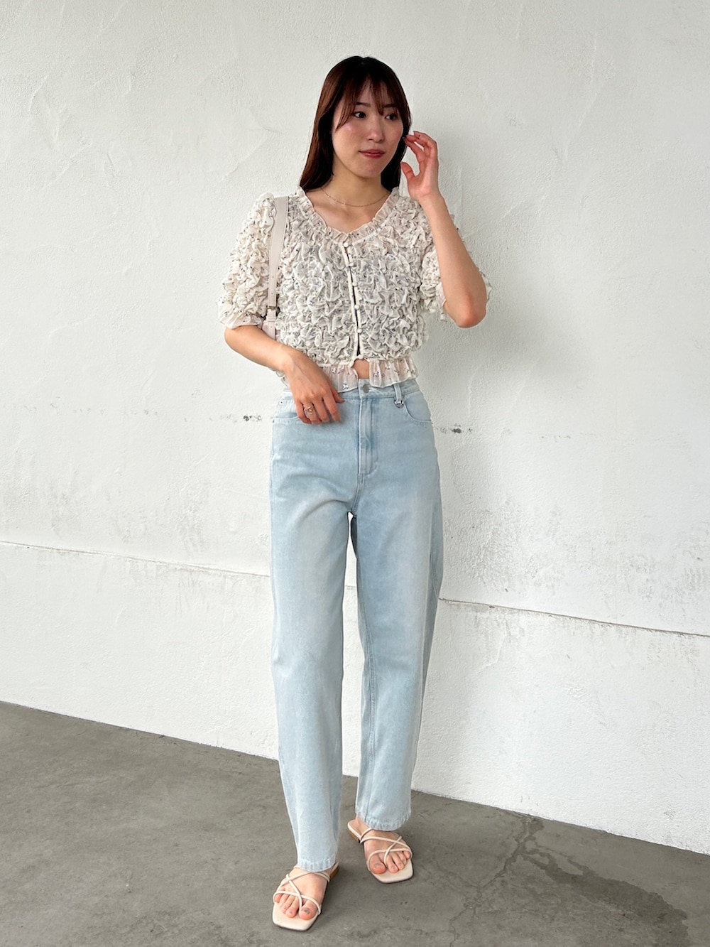ブルー系のデニムパンツ、ホワイト系のシャツ/ブラウスを着用したレディースの夏コーディネートの2枚目の写真