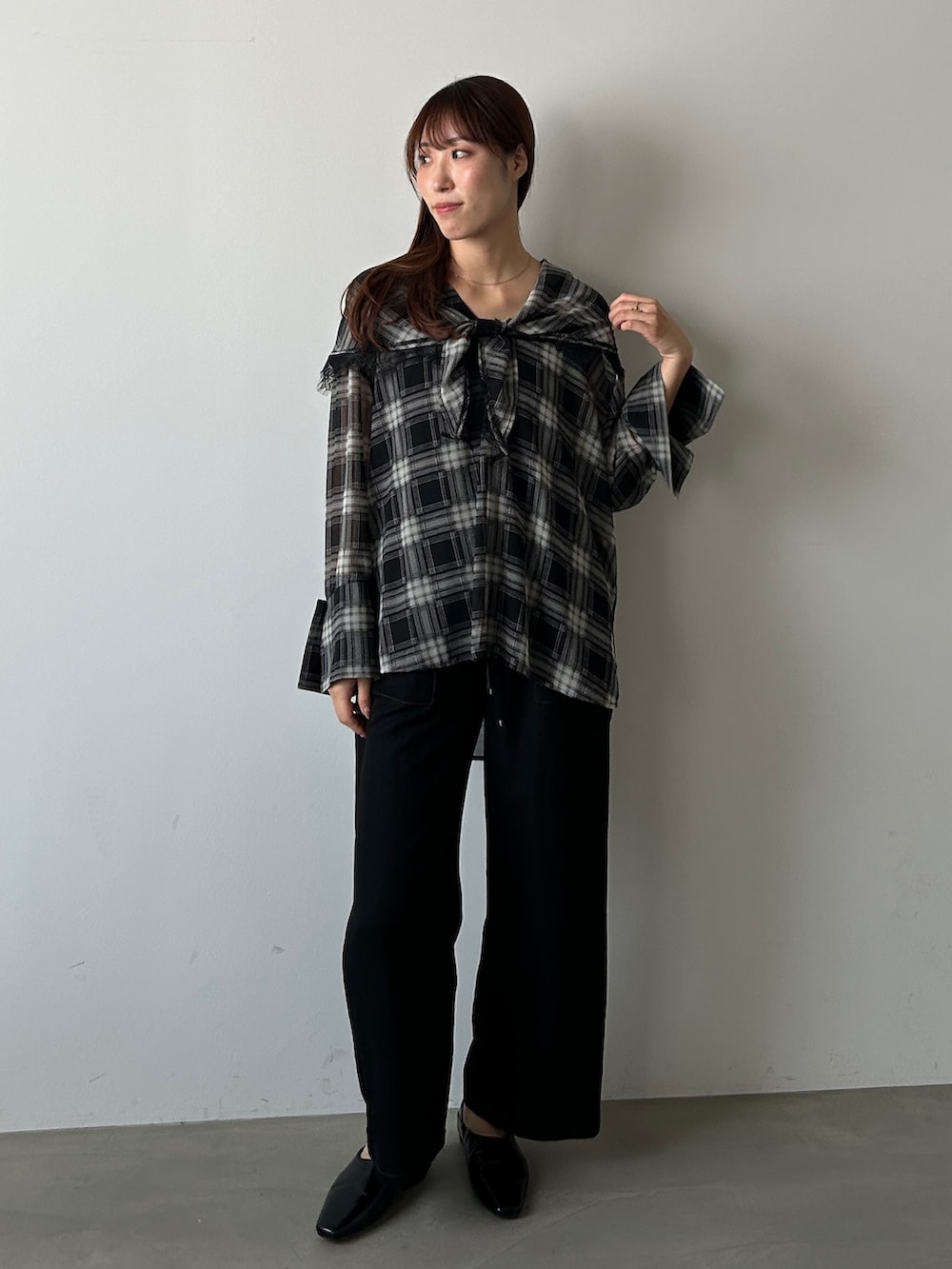 ブラック系のTシャツ/カットソー、ブラック系のその他パンツ、ブラック系のストール/ショールを着用したレディースの秋コーディネートの3枚目の写真