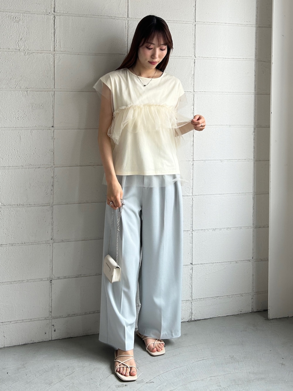 ホワイト系のTシャツ/カットソー、ブルー系のその他パンツを着用したレディースの夏コーディネートの2枚目の写真