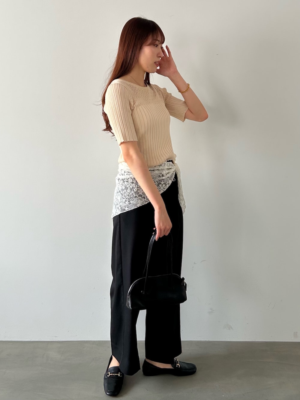 ホワイト系のTシャツ/カットソー、ブラック系のその他パンツ、ブラック系のボストンバッグを着用したレディースの春コーディネートの3枚目の写真