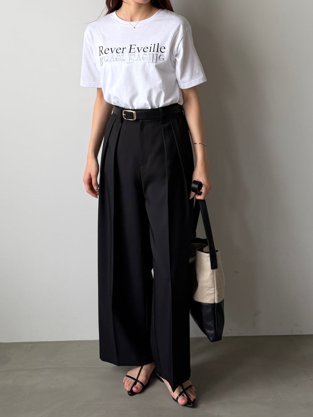 ブラック系のその他パンツ、ホワイト系のTシャツ/カットソー、ベージュ系のショルダーバッグを着用したレディースの夏コーディネートの2枚目の写真