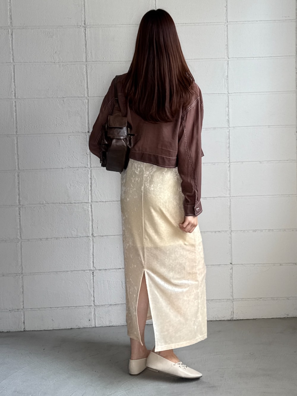 ホワイト系のワンピース、ブラウン系のその他アウターを着用したレディースの秋コーディネートの3枚目の写真