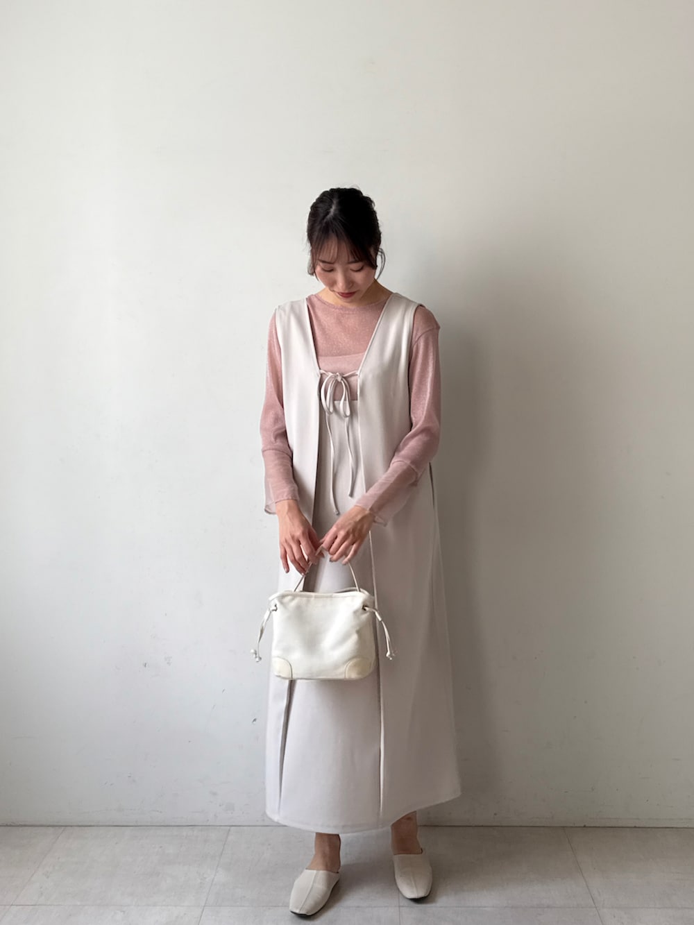 ホワイト系のワンピースを着用したレディースの冬コーディネートの2枚目の写真