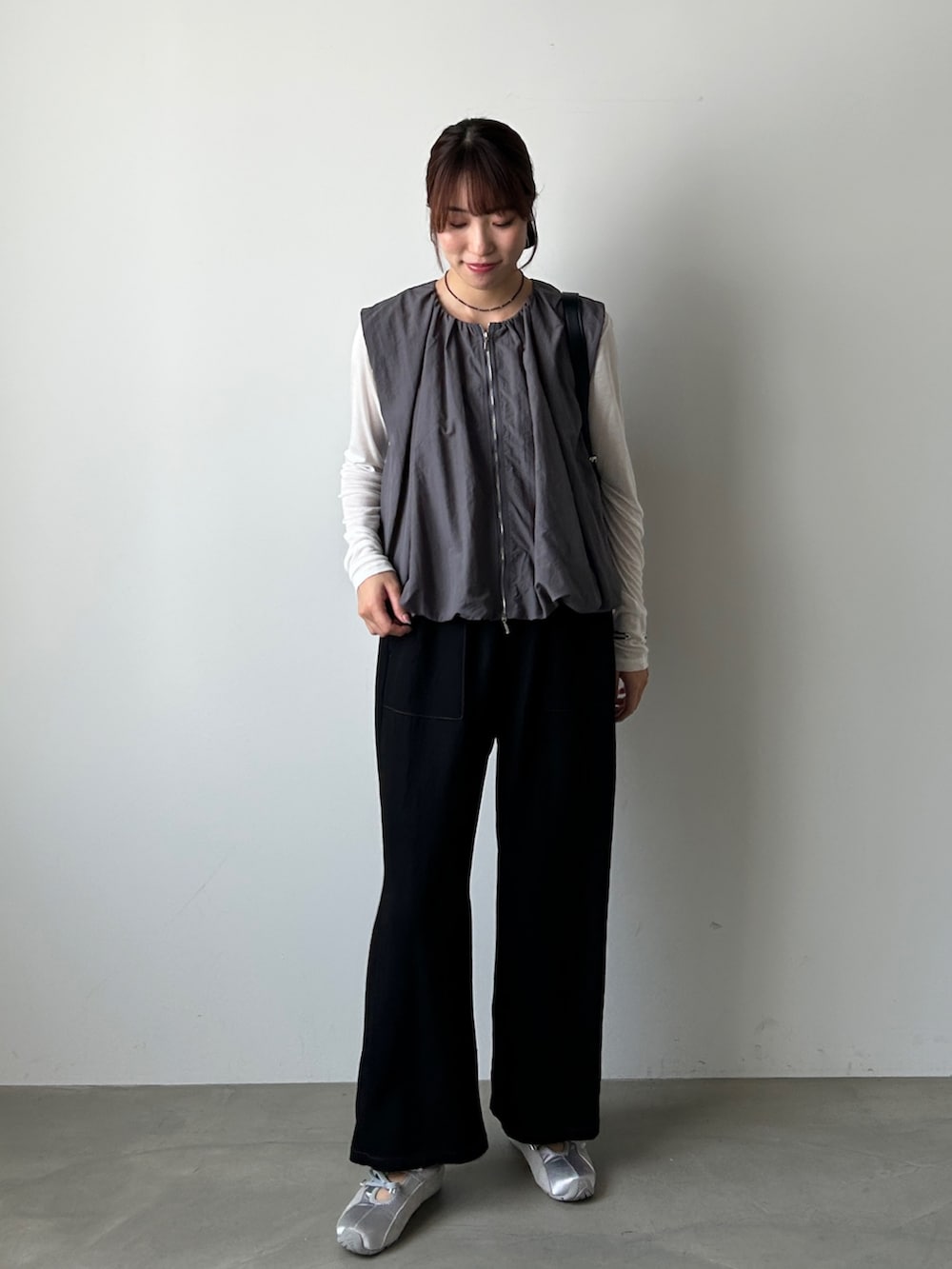 ブラック系のその他パンツ、グレー系のサロペット/オーバーオールを着用したレディースの秋コーディネートの3枚目の写真