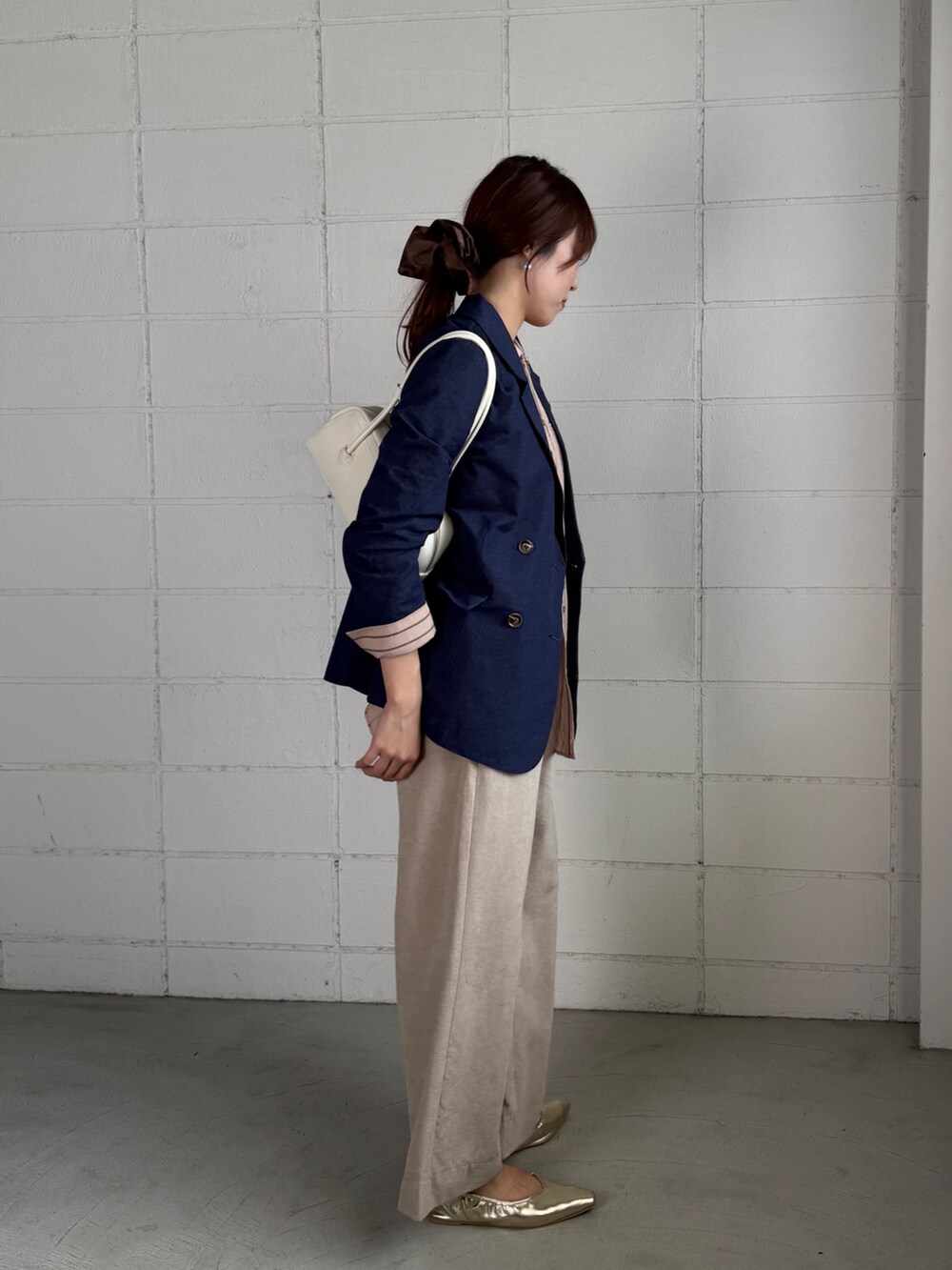 ブルー系のテーラードジャケット、ピンク系のシャツ/ブラウス、ベージュ系のその他パンツを着用したレディースの秋コーディネートの2枚目の写真