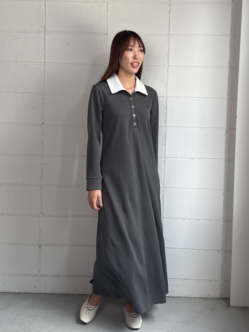 グレー系のワンピースを着用したレディースの秋コーディネートの2枚目の写真