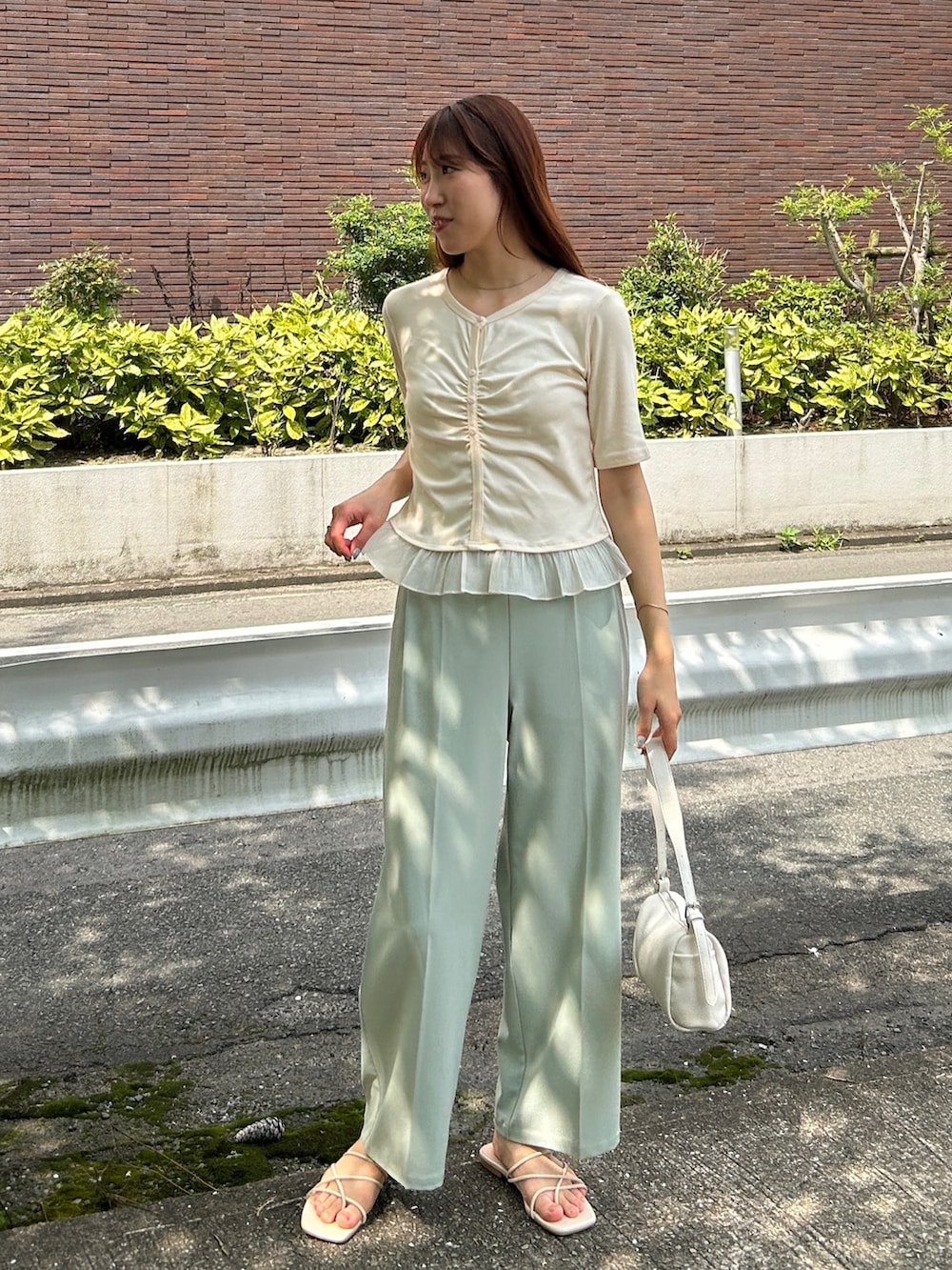 ホワイト系のTシャツ/カットソー、ホワイト系のショルダーバッグを着用したレディースの夏コーディネートの3枚目の写真