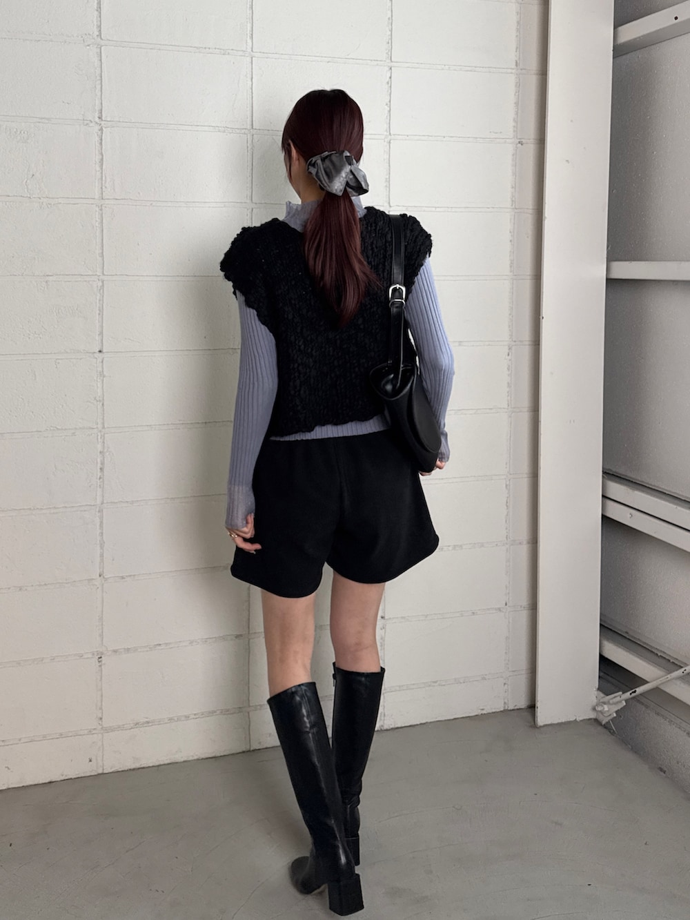 その他のニット/セーター、ブラック系のベスト、ブラック系のその他パンツを着用したレディースの秋コーディネートの3枚目の写真