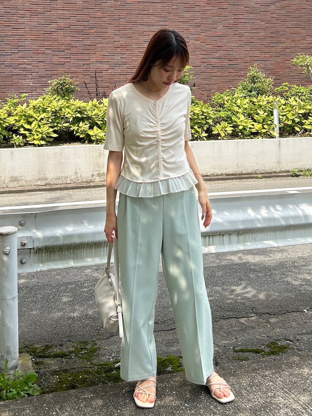 ホワイト系のTシャツ/カットソー、ホワイト系のショルダーバッグを着用したレディースの夏コーディネートの2枚目の写真