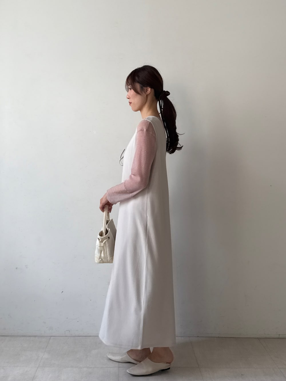 ホワイト系のワンピースを着用したレディースの冬コーディネートの3枚目の写真