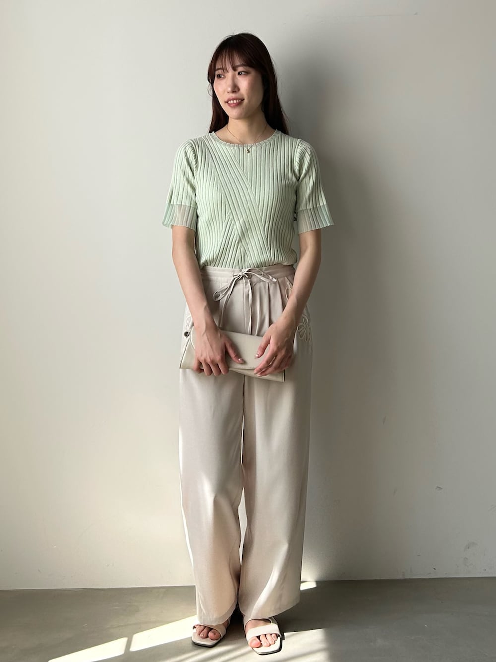 グリーン系のTシャツ/カットソー、ベージュ系のその他パンツを着用したレディースの夏コーディネートの2枚目の写真