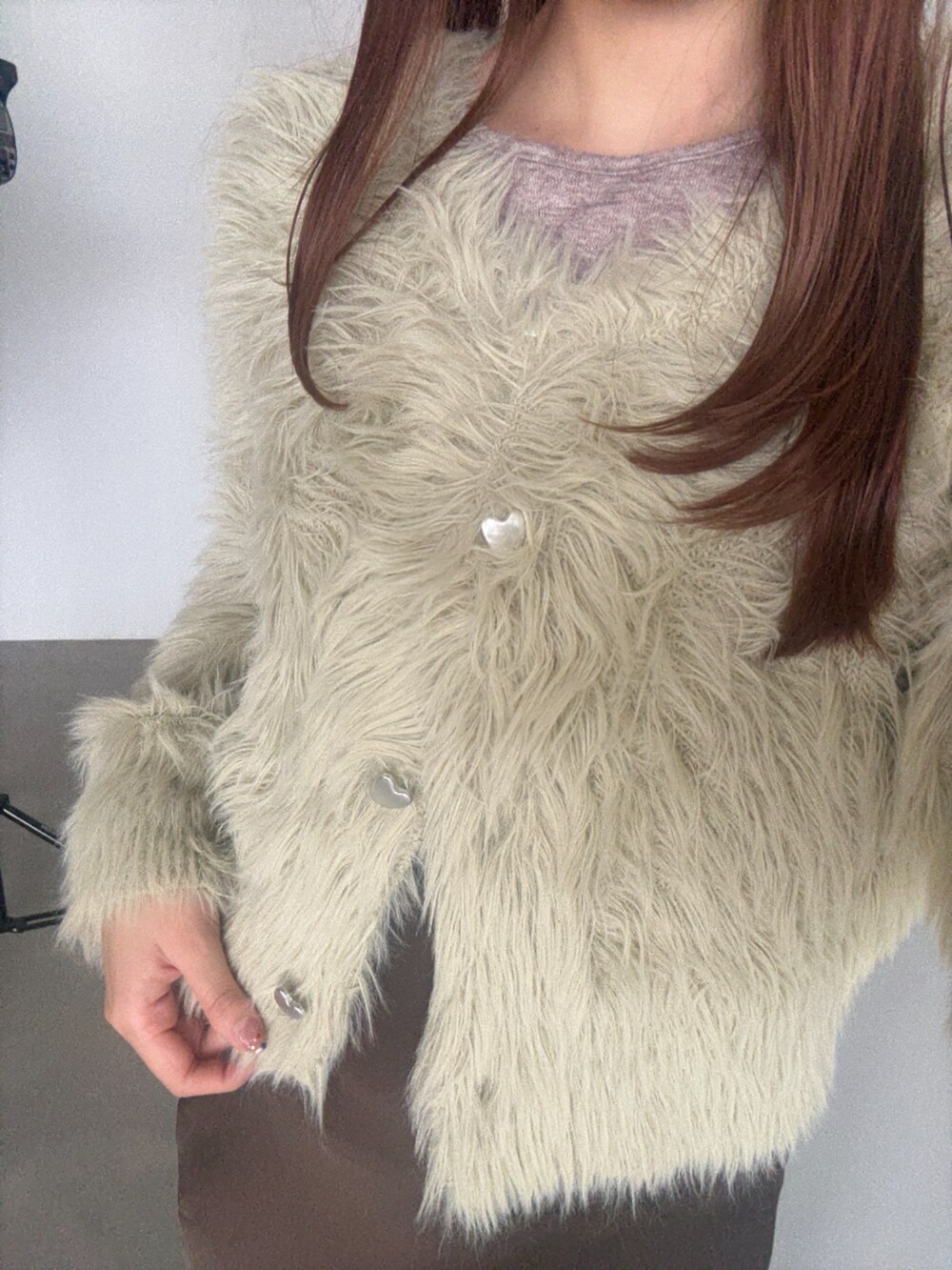 ブラウン系のスカート、グリーン系のカーディガン/ボレロ、ブラウン系のTシャツ/カットソーを着用したレディースの秋コーディネートの3枚目の写真