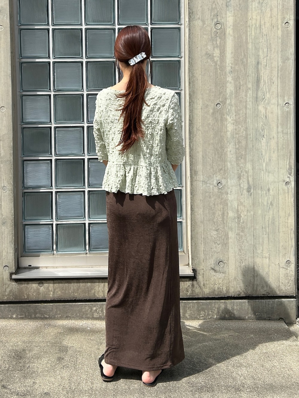 グリーン系のカーディガン/ボレロを着用したレディースの夏コーディネートの3枚目の写真