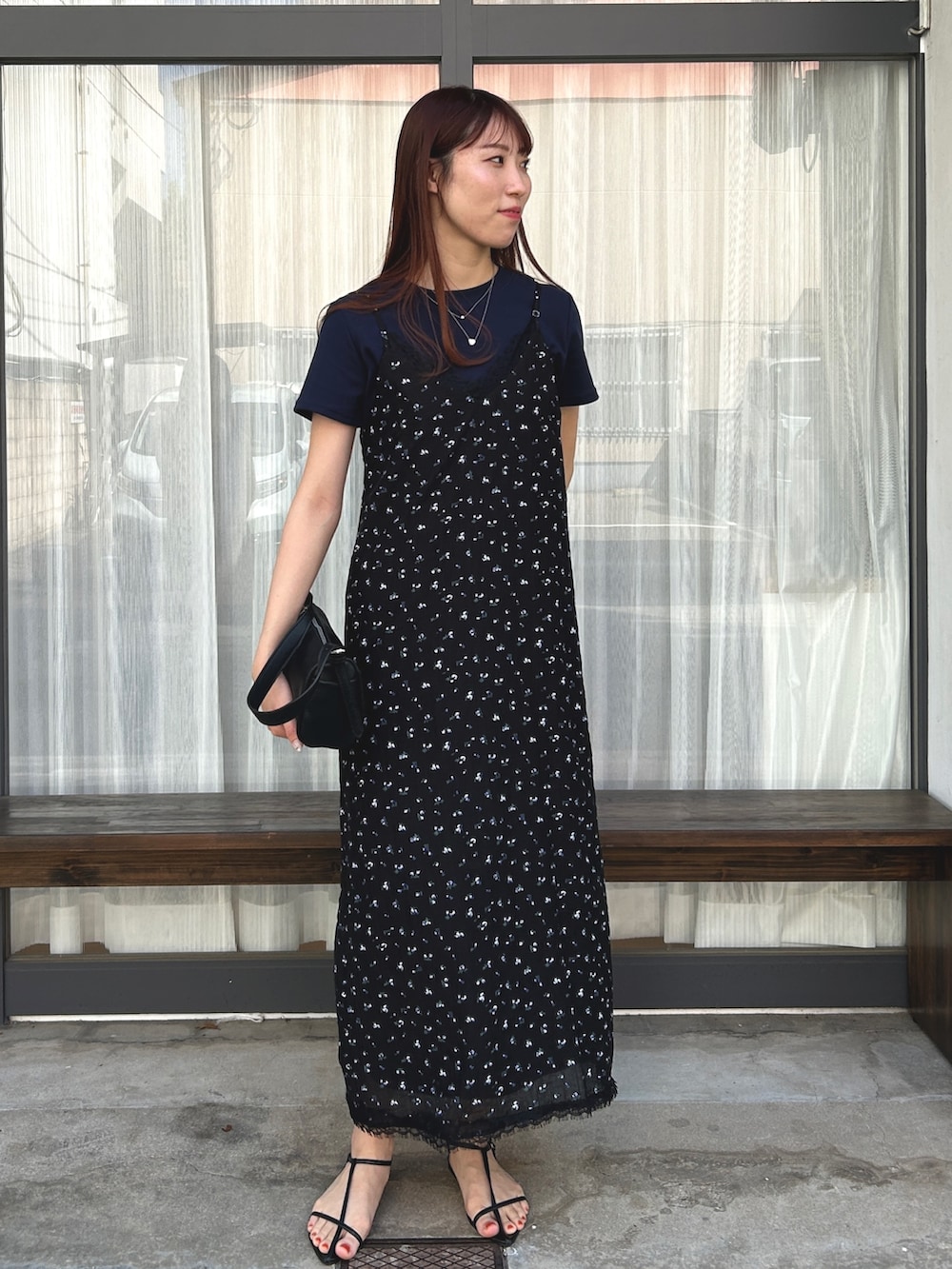 ブラック系のワンピース、ブルー系のTシャツ/カットソー、ブラック系のショルダーバッグを着用したレディースの夏コーディネートの2枚目の写真