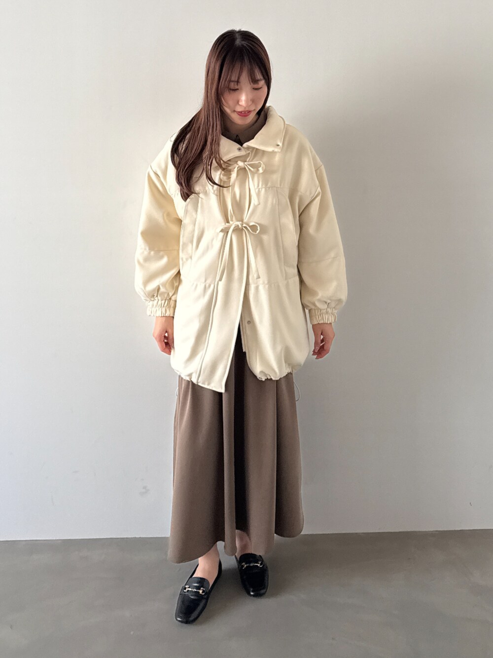 ホワイト系のダウンジャケット/コートを着用したレディースの秋コーディネートの3枚目の写真