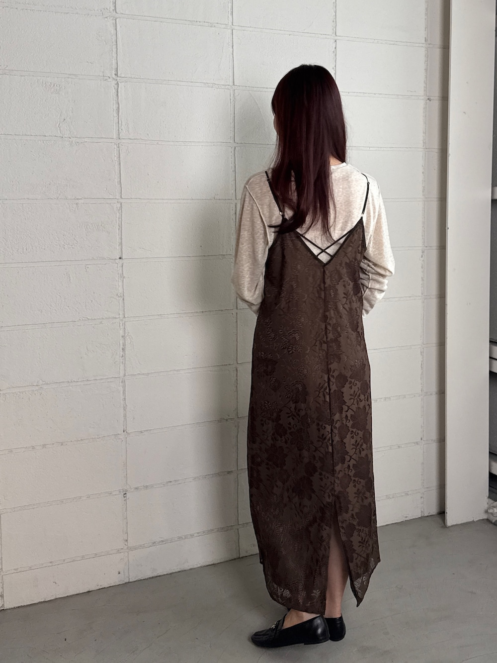 ベージュ系のTシャツ/カットソー、ブラウン系のワンピースを着用したレディースの秋コーディネートの3枚目の写真