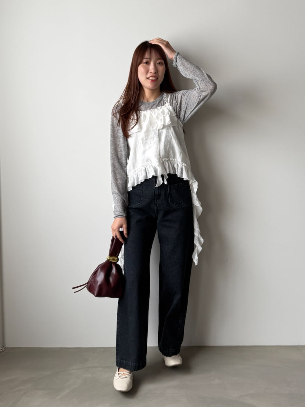 グレー系のTシャツ/カットソー、ホワイト系のTシャツ/カットソーを着用したレディースの秋コーディネートの4枚目の写真