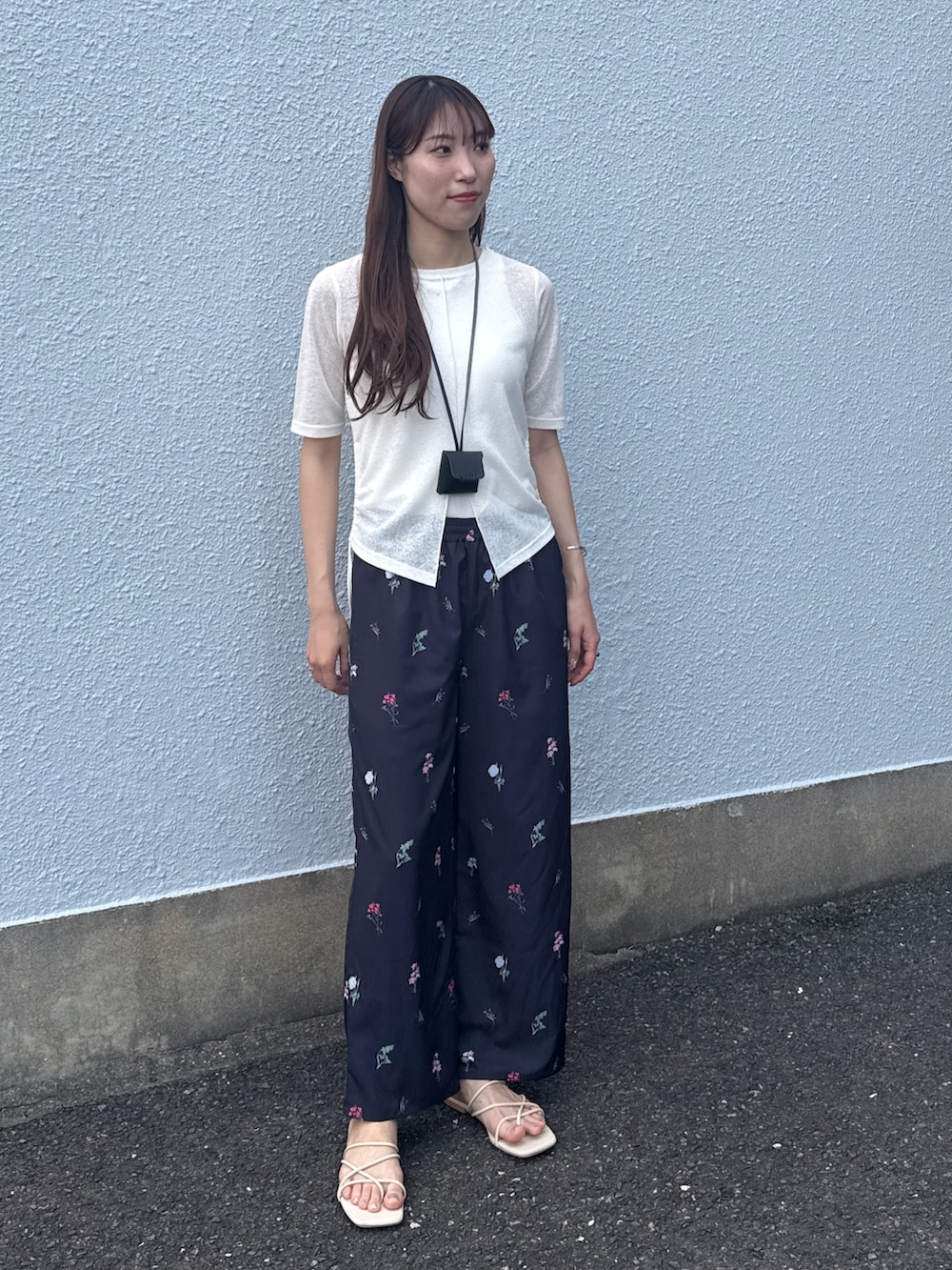ブラック系のその他パンツ、ホワイト系のTシャツ/カットソーを着用したレディースの夏コーディネートの2枚目の写真