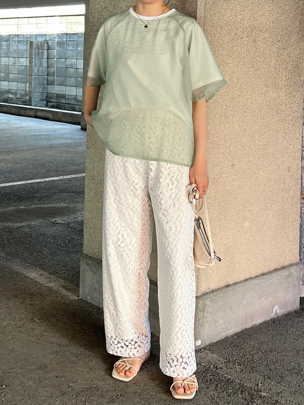 グリーン系のTシャツ/カットソー、ホワイト系のその他パンツを着用したレディースの夏コーディネートの4枚目の写真