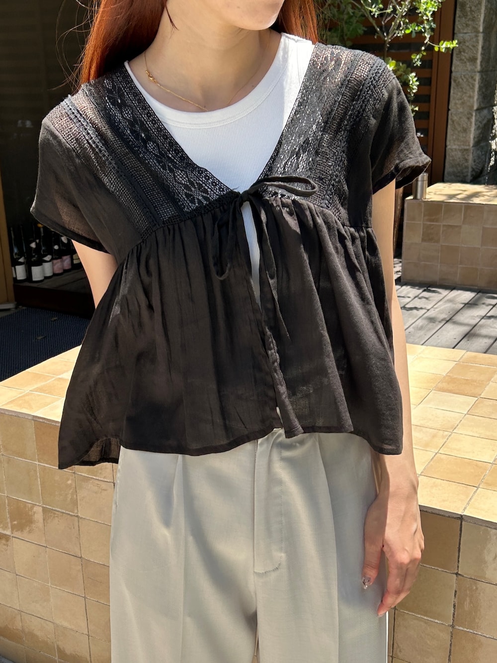 グレー系のその他パンツ、ブラック系のシャツ/ブラウスを着用したレディースの夏コーディネートの3枚目の写真