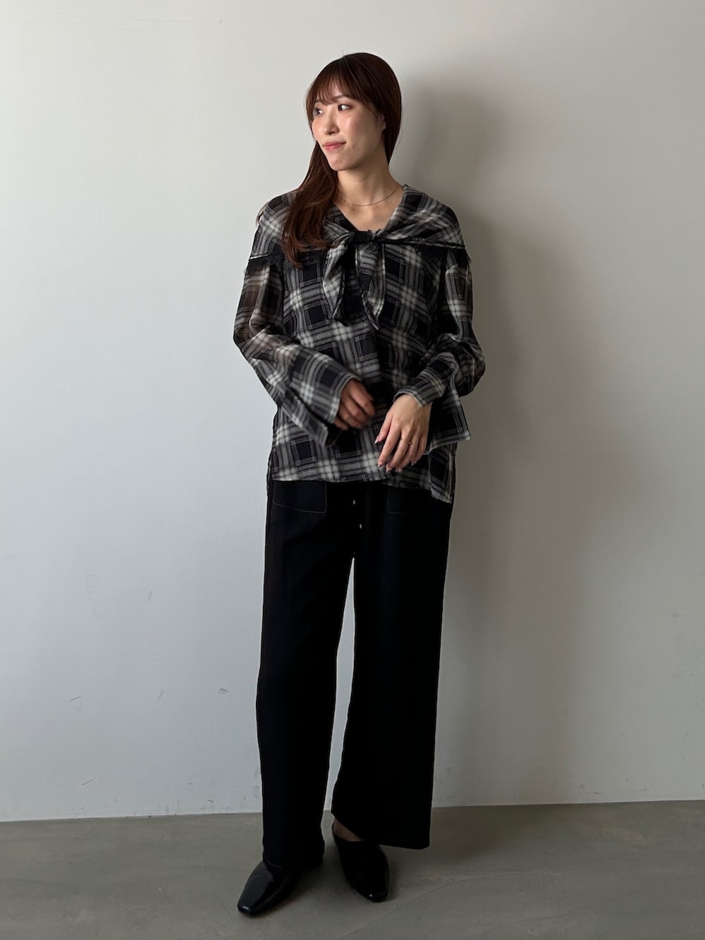 ブラック系のTシャツ/カットソー、ブラック系のその他パンツ、ブラック系のストール/ショールを着用したレディースの秋コーディネートの2枚目の写真