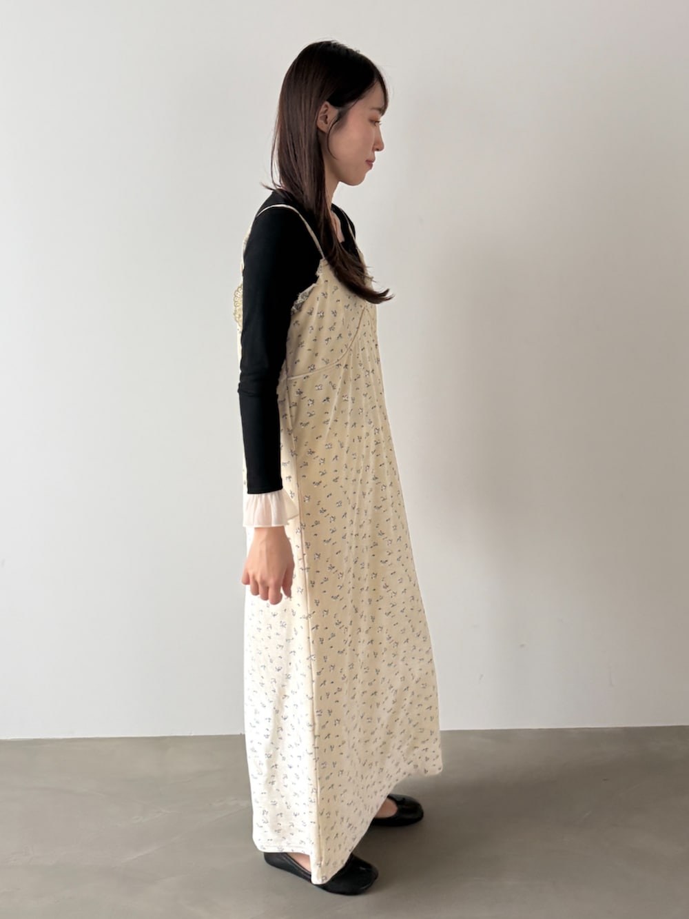 ホワイト系のワンピース、ブラック系のTシャツ/カットソーを着用したレディースの秋コーディネートの2枚目の写真