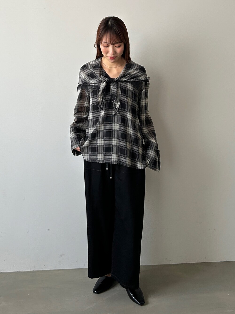 ブラック系のTシャツ/カットソー、ブラック系のその他パンツ、ブラック系のストール/ショールを着用したレディースの秋コーディネートの4枚目の写真
