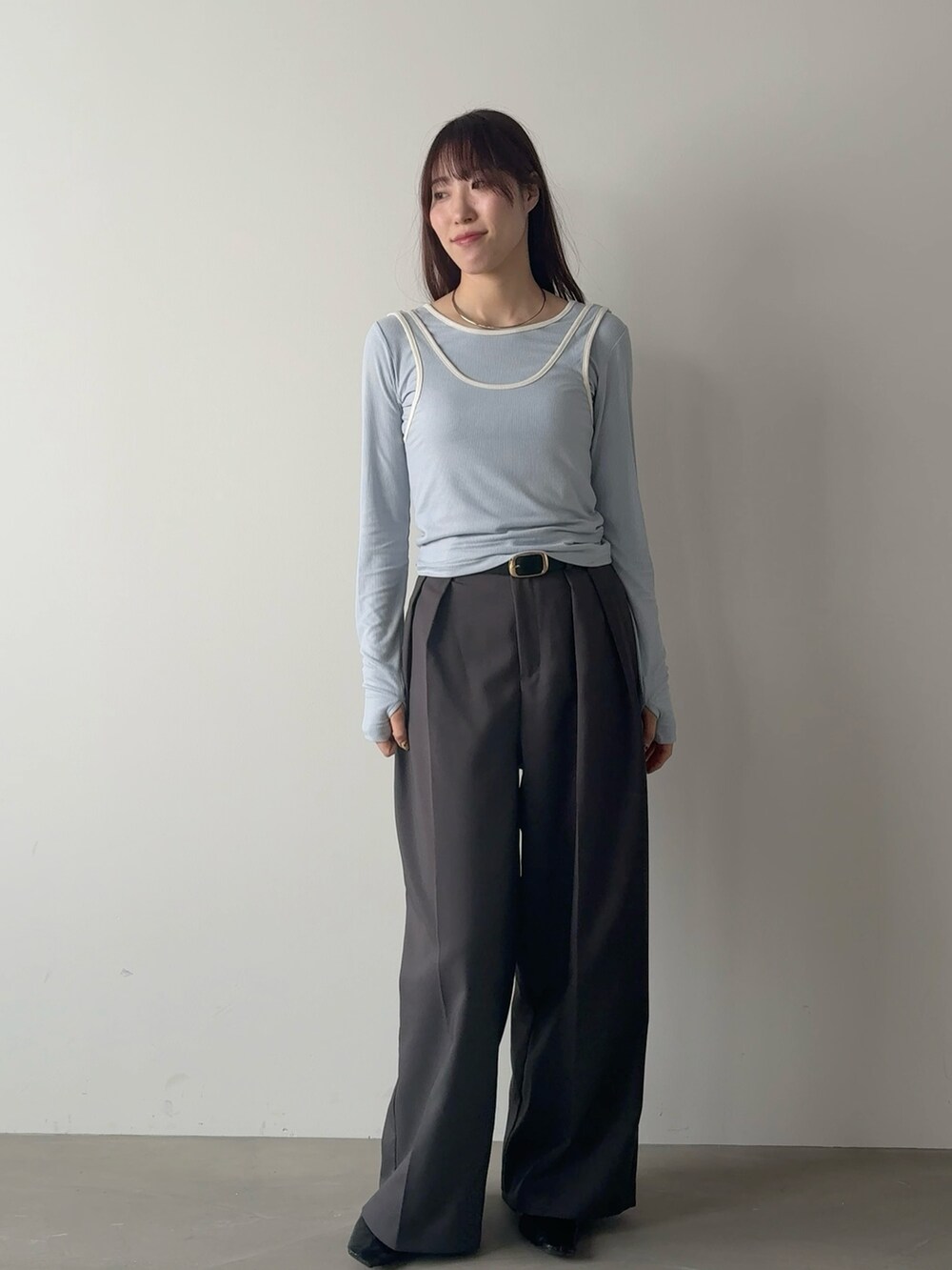 グレー系のその他パンツ、ブルー系のTシャツ/カットソーを着用したレディースの春コーディネートの2枚目の写真