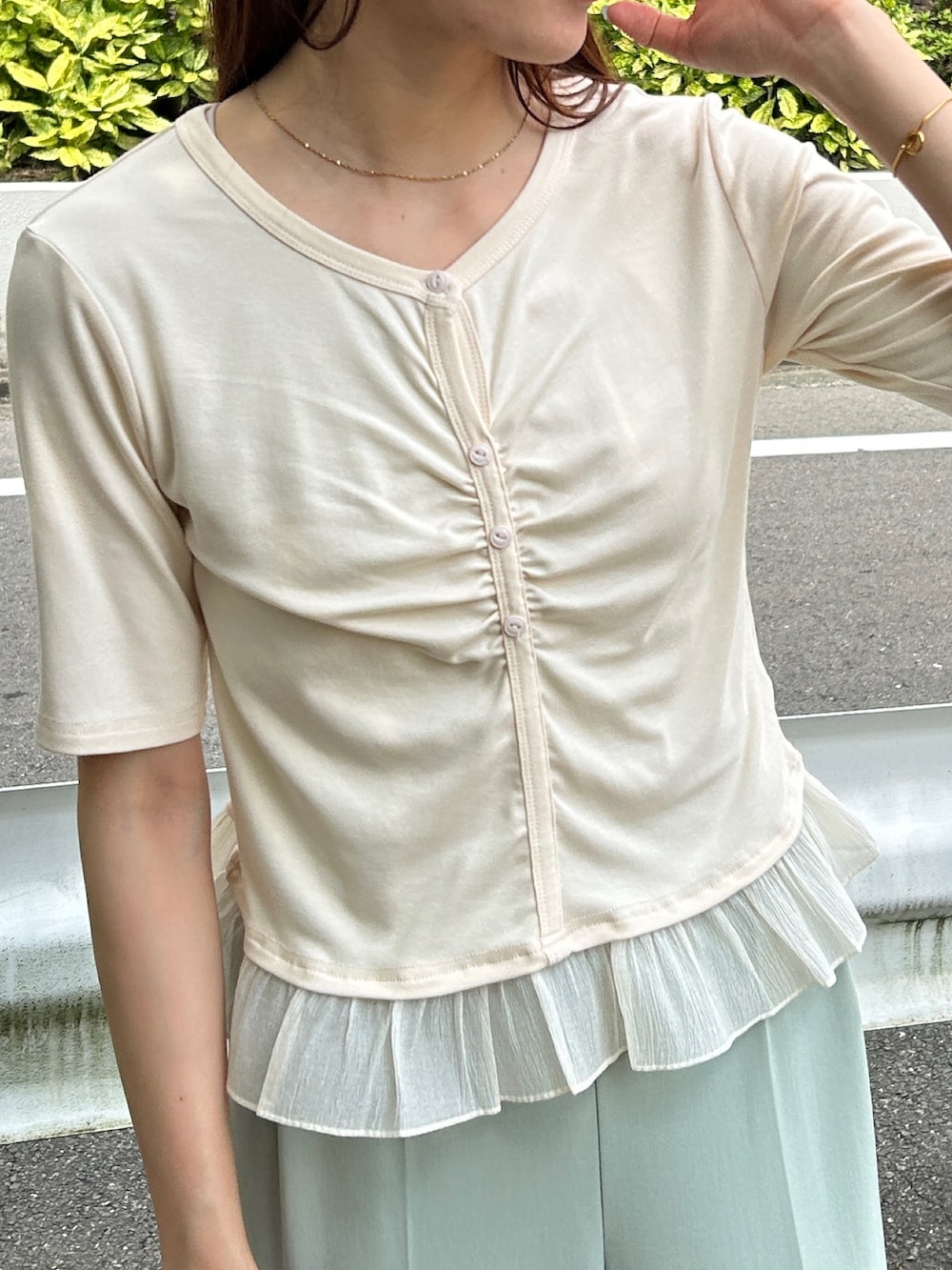 ホワイト系のTシャツ/カットソー、ホワイト系のショルダーバッグを着用したレディースの夏コーディネートの4枚目の写真