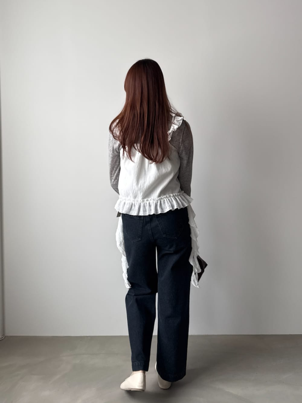 グレー系のTシャツ/カットソー、ホワイト系のTシャツ/カットソーを着用したレディースの秋コーディネートの3枚目の写真