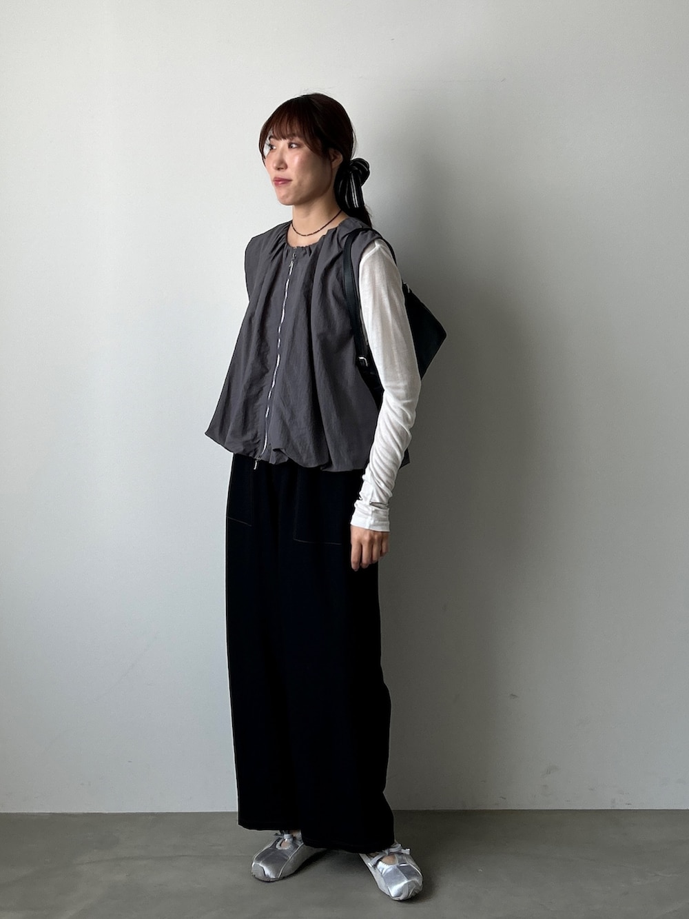ブラック系のその他パンツ、グレー系のサロペット/オーバーオールを着用したレディースの秋コーディネートの4枚目の写真