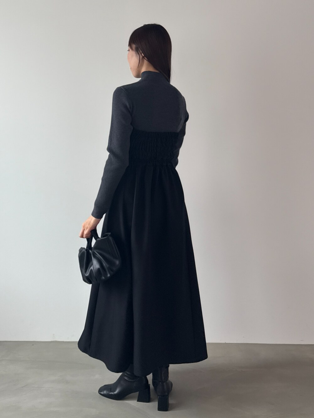 ブラック系のワンピースを着用したレディースの秋コーディネートの2枚目の写真