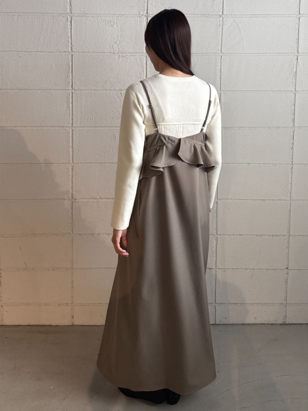 ホワイト系のニット/セーター、ブラウン系のワンピースを着用したレディースの秋コーディネートの2枚目の写真