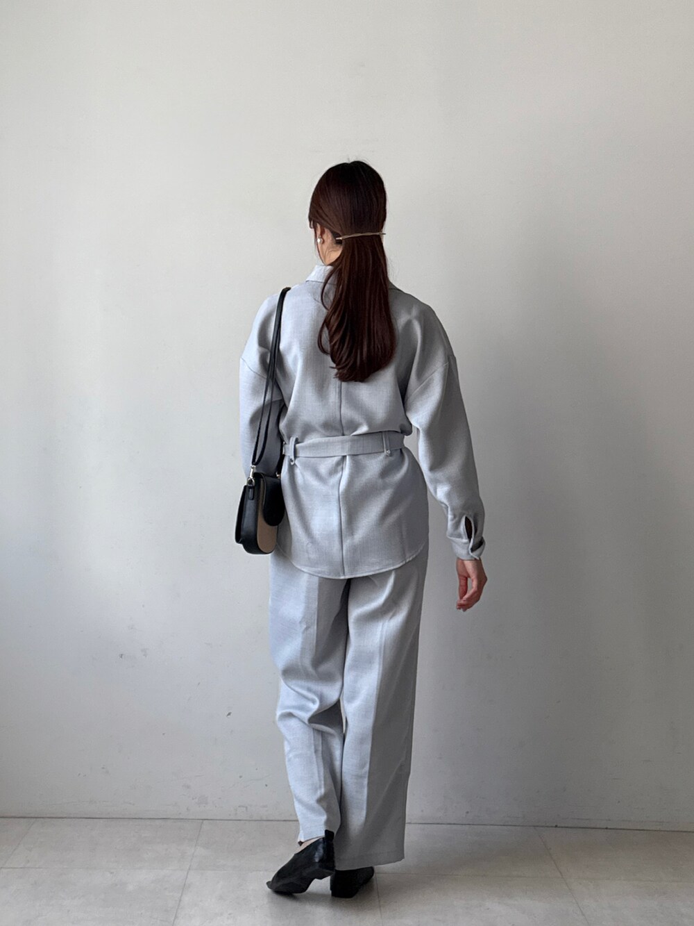 ブルー系のテーラードジャケット、ブルー系のスラックスを着用したレディースの冬コーディネートの4枚目の写真