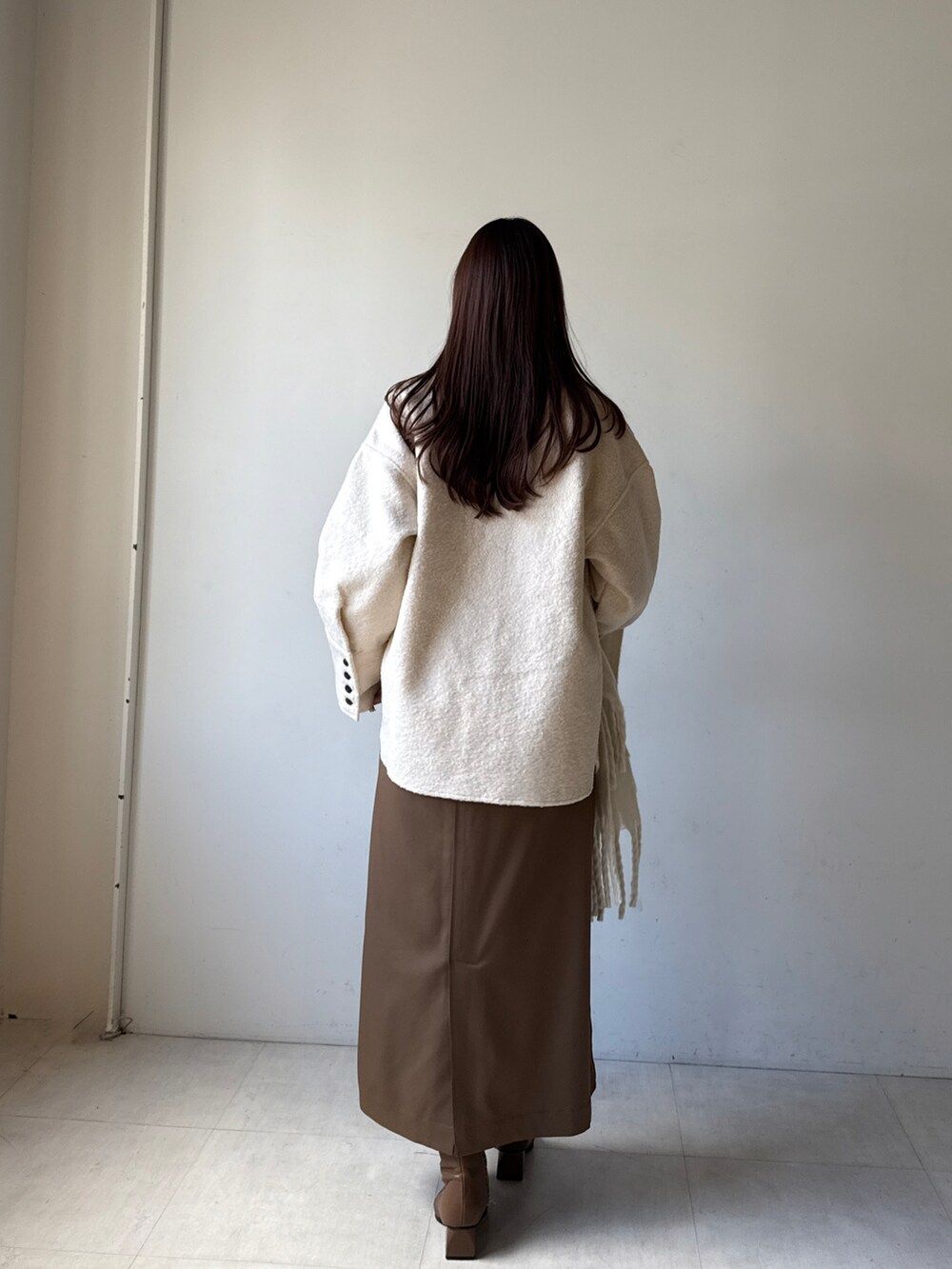 ホワイト系のその他アウター、ブラウン系のスカートを着用したレディースの冬コーディネートの3枚目の写真