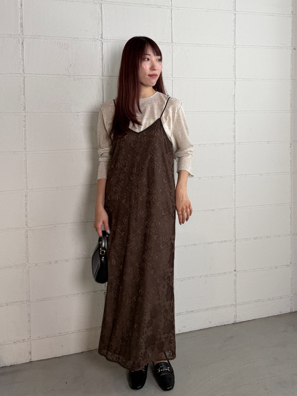 ベージュ系のTシャツ/カットソー、ブラウン系のワンピースを着用したレディースの秋コーディネートの2枚目の写真
