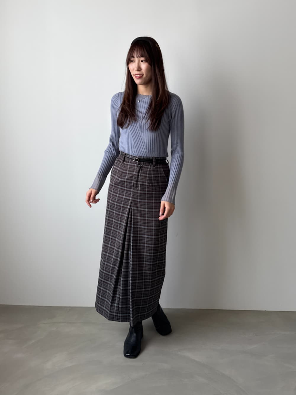 ブルー系のニット/セーター、その他のスカートを着用したレディースの秋コーディネートの2枚目の写真