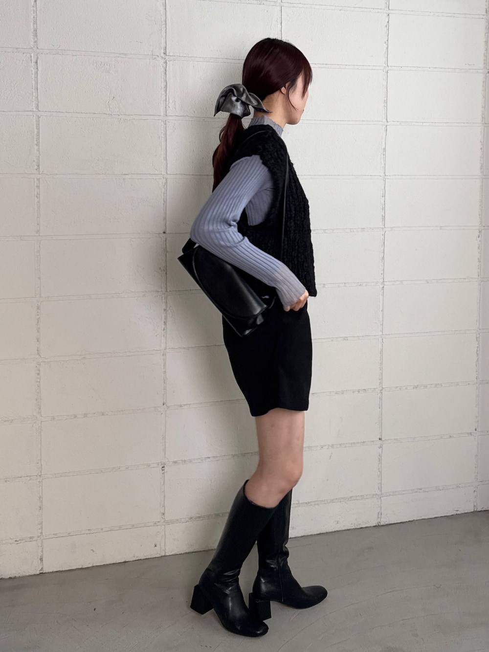 その他のニット/セーター、ブラック系のベスト、ブラック系のその他パンツを着用したレディースの秋コーディネートの2枚目の写真