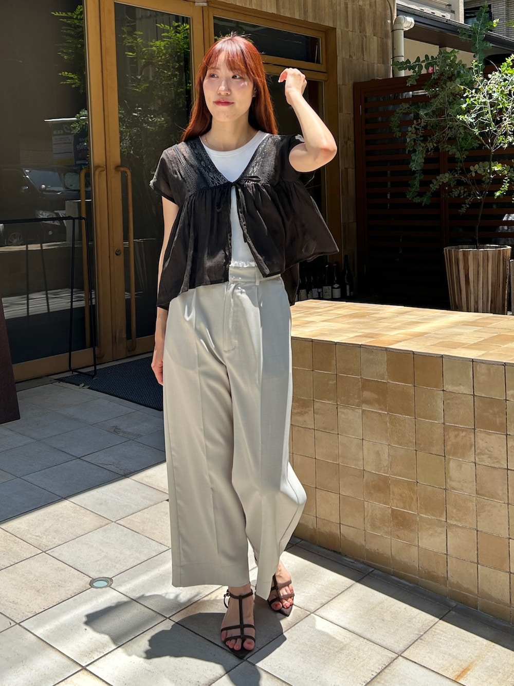グレー系のその他パンツ、ブラック系のシャツ/ブラウスを着用したレディースの夏コーディネートの2枚目の写真
