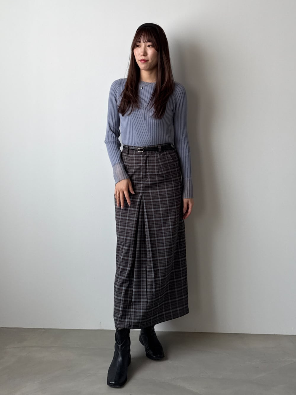 ブルー系のニット/セーター、その他のスカートを着用したレディースの秋コーディネートの3枚目の写真